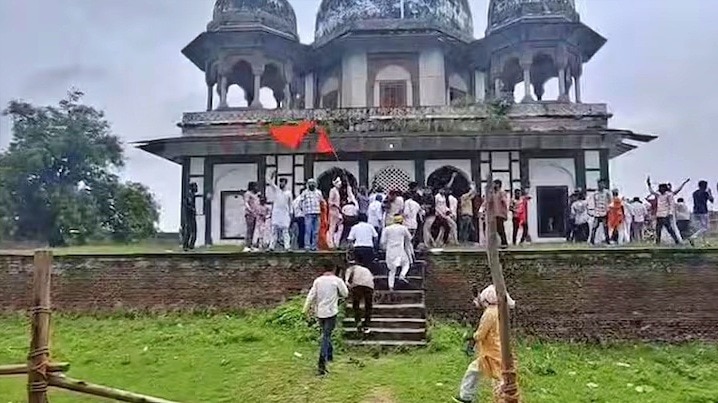 Tomb or temple? Police action after the ruckus in Fatehpur, FIR against people associated with BJP-SP and Hindu organization, heavy force deployed on the spot